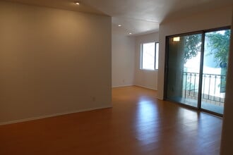 546 N Flores St, Unit 6 in West Hollywood, CA - Foto de edificio - Building Photo