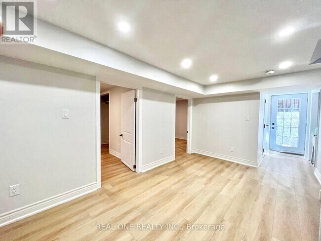 65 Dewlane Dr in Toronto, ON - Building Photo - Building Photo