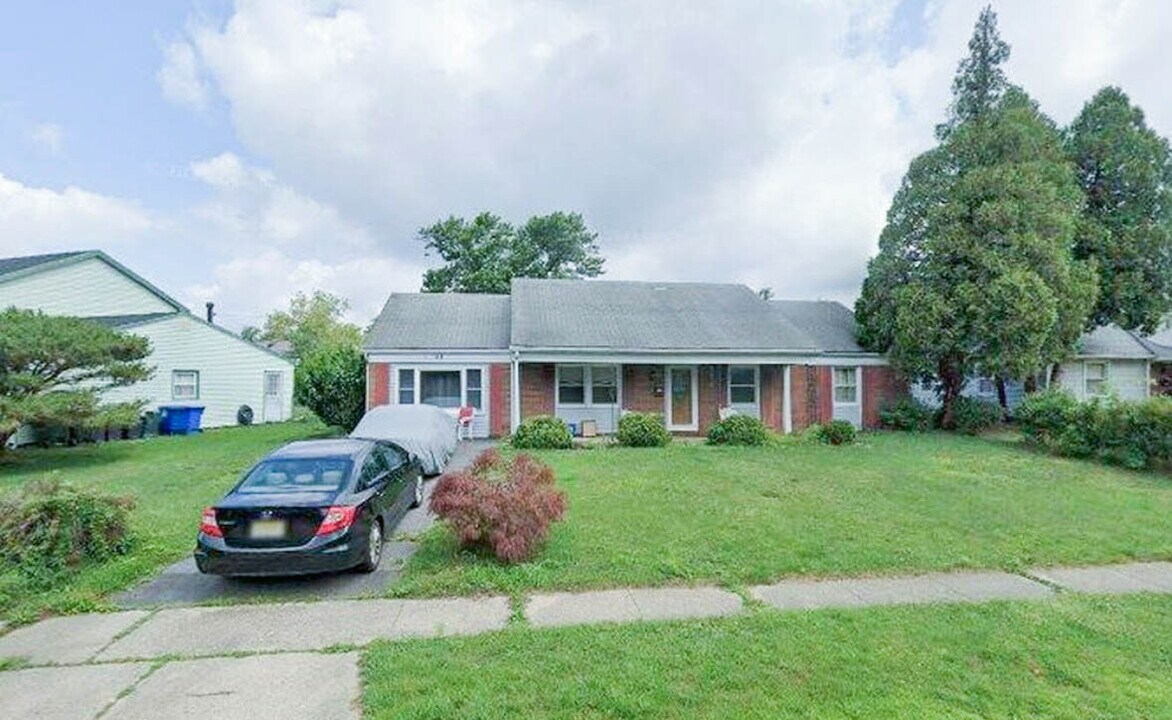 37 Express Ln in Willingboro, NJ - Building Photo