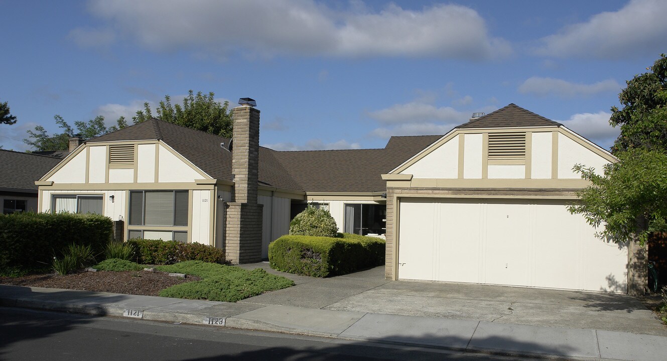 1121-1123 Roxie Ln in Walnut Creek, CA - Building Photo