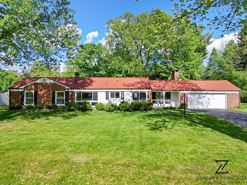 6843 E Dartmoor Rd in West Bloomfield, MI - Building Photo