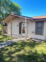 1051 Country Club Dr in Seguin, TX - Building Photo