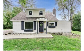 263 S Quaker Ln in Hyde Park, NY - Building Photo