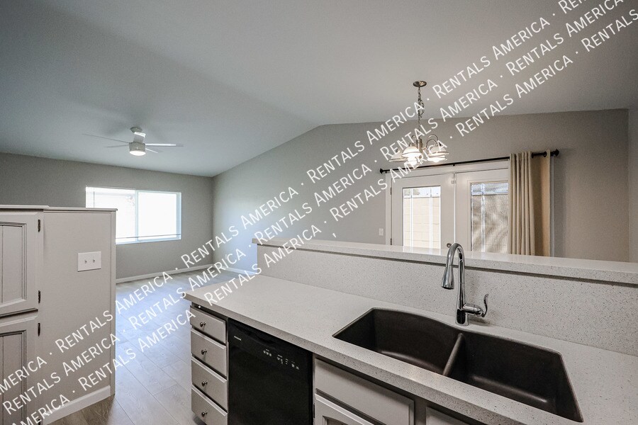 3333 S Parkside Dr in Tempe, AZ - Building Photo
