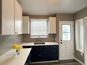 12192 W Sunset Blvd, Unit 12192 in Los Angeles, CA - Building Photo - Building Photo