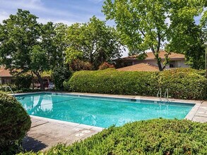 4748 Greenholme Dr in Sacramento, CA - Foto de edificio - Building Photo