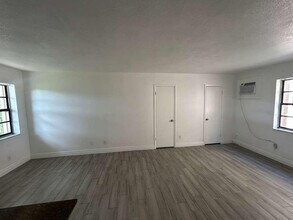 1081 SE Monterey Rd in Stuart, FL - Building Photo - Building Photo