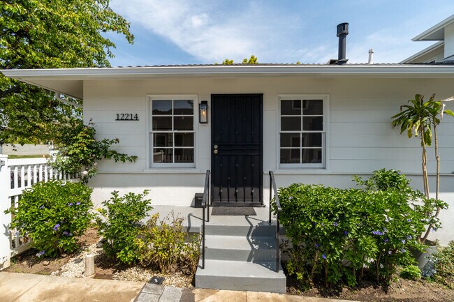 12214 W Sunset Blvd in Los Angeles, CA - Foto de edificio - Building Photo