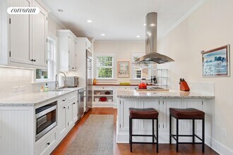 29 McGuirk St in East Hampton, NY - Foto de edificio - Building Photo