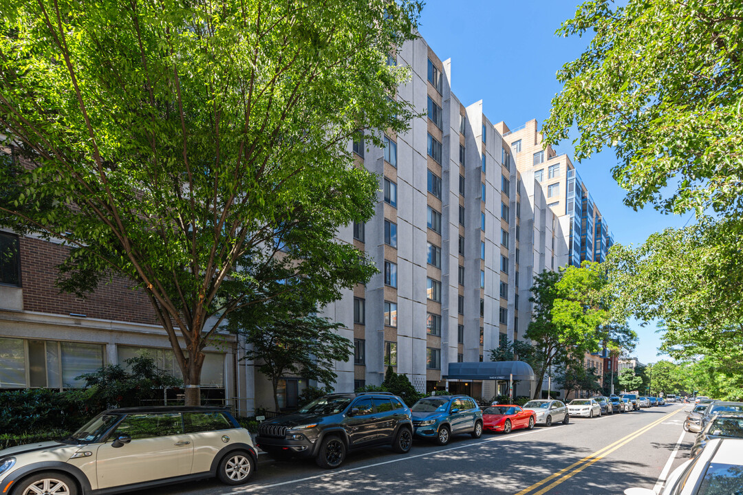 Town Terrace West in Washington, DC - Building Photo