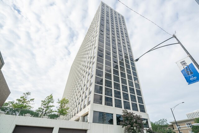 property at 4343 N Clarendon Ave