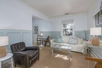 48 Osborne Ave in Southampton, NY - Foto de edificio - Building Photo