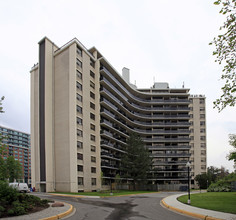 Royal Gate Apartments in Toronto, ON - Building Photo - Building Photo