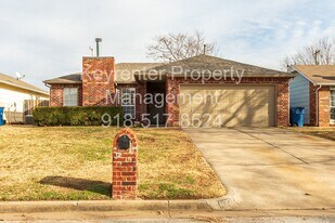 6325 S Madison Pl in Tulsa, OK - Building Photo