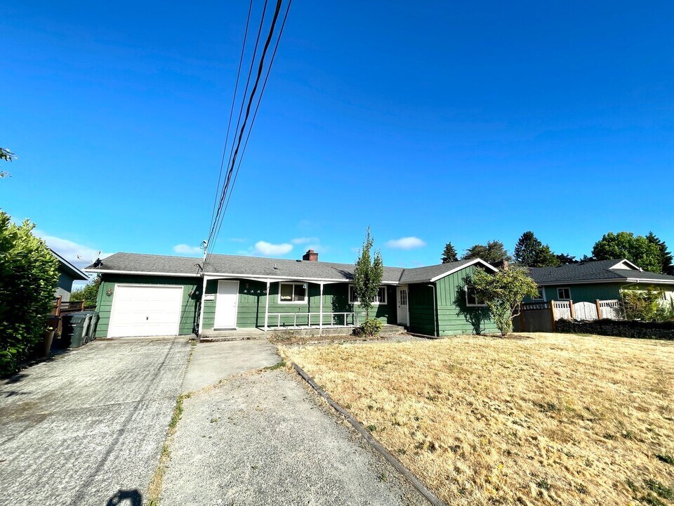 1116 N Skyline Dr in Tacoma, WA - Building Photo