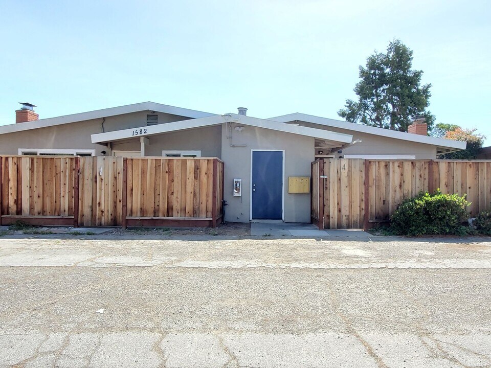 1582 Albatross Dr in Sunnyvale, CA - Building Photo