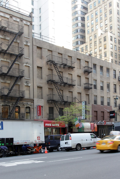 690 Third Ave in New York, NY - Foto de edificio