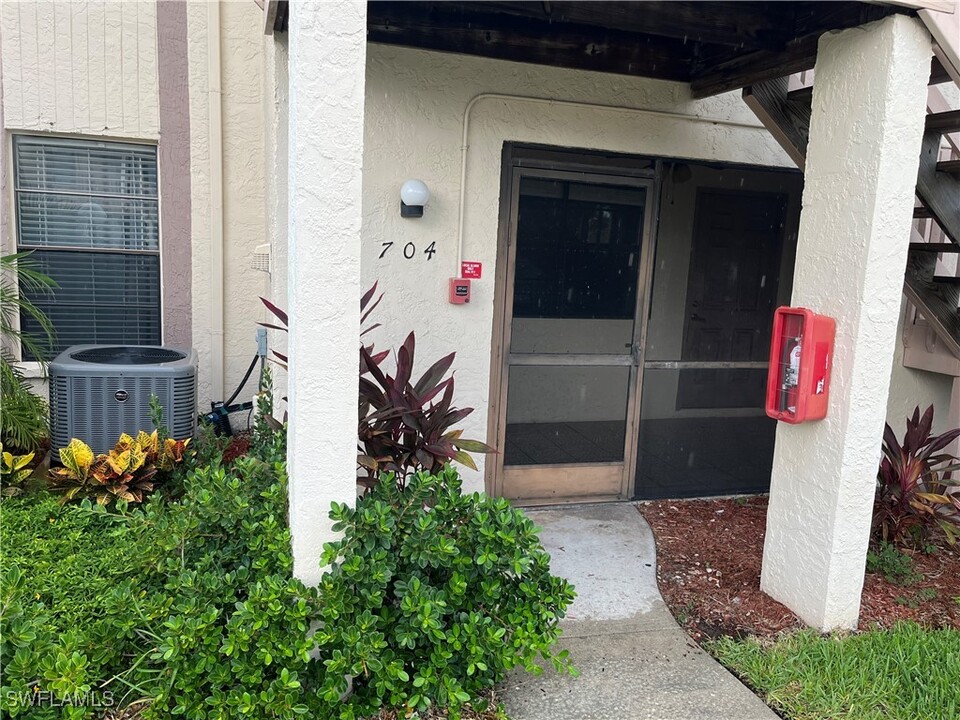 9380 Lennex Ln in Ft. Myers, FL - Building Photo