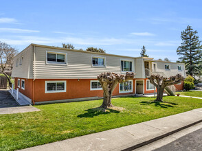 Harnley's Hillside Apartments in Benicia, CA - Building Photo - Building Photo