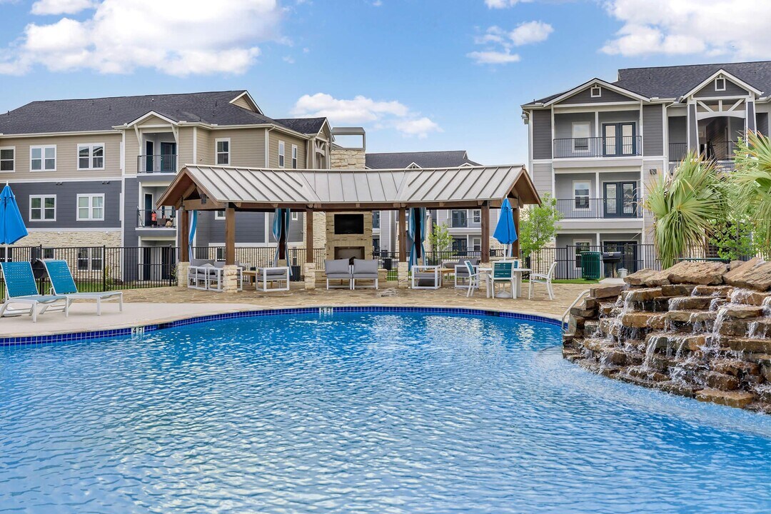 Vantage at McKinney Falls in Austin, TX - Foto de edificio