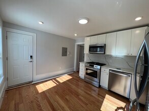 3 Mossland St, Unit 3 in Somerville, MA - Foto de edificio - Building Photo