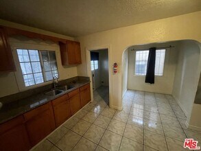 6009 S Halldale Ave in Los Angeles, CA - Building Photo - Building Photo