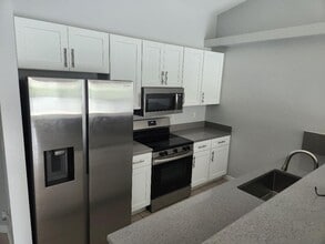 610 SE 14th Ter in Cape Coral, FL - Building Photo - Building Photo