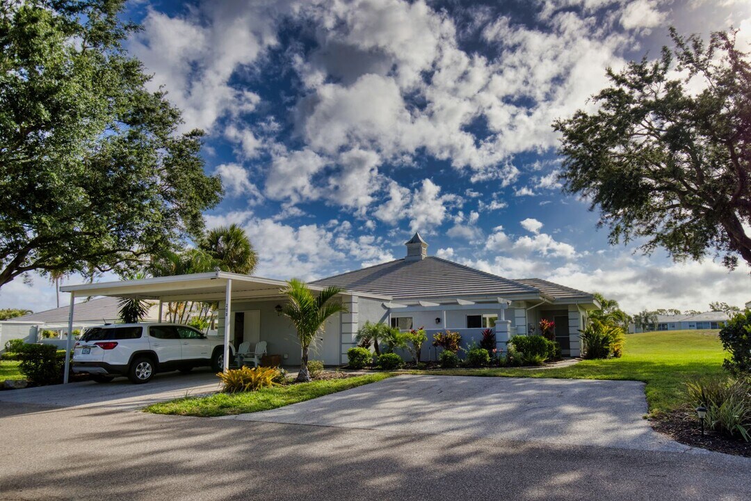 208 Cerromar Way S in Venice, FL - Building Photo