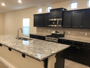 2047 W Sunnyview Ave in Visalia, CA - Foto de edificio - Building Photo