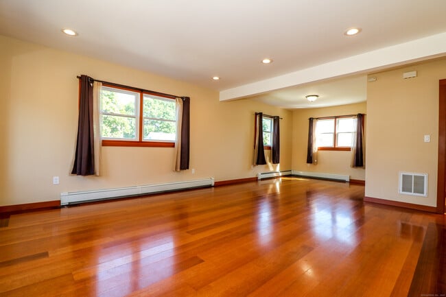 79 Hollywood Ave in Bridgeport, CT - Foto de edificio - Building Photo