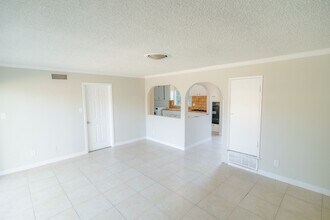 20865 Burbank Blvd in Los Angeles, CA - Building Photo - Building Photo