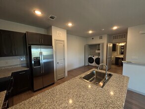 950 FM2001 in Buda, TX - Foto de edificio - Building Photo