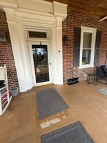 700 Hedgerow Dr, Unit 2 bedroom 3rd floor in Broomall, PA - Building Photo