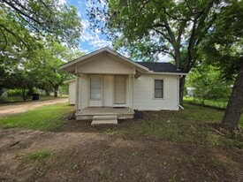 1116 E Cameron Ave in Rockdale, TX - Building Photo