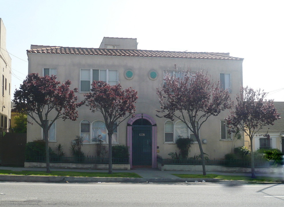 608 W 6th St in Long Beach, CA - Building Photo