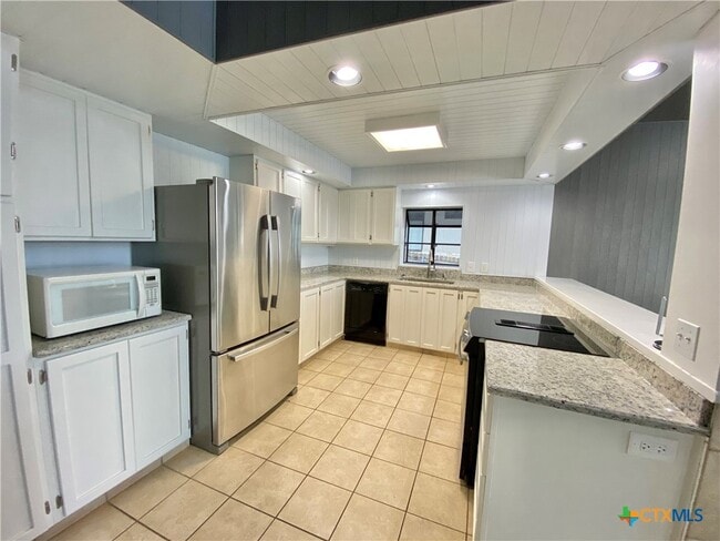 property at 906 Lakeview Trail