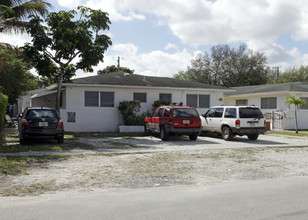 750-752 NE 128th St in North Miami, FL - Building Photo - Building Photo