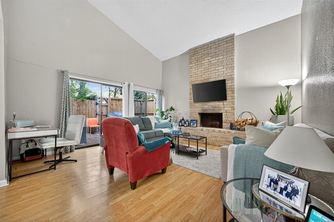 880 Tully St in Houston, TX - Building Photo - Building Photo