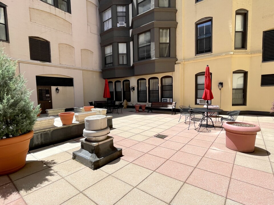 10 Charlesgate E, Unit 34 in Boston, MA - Building Photo