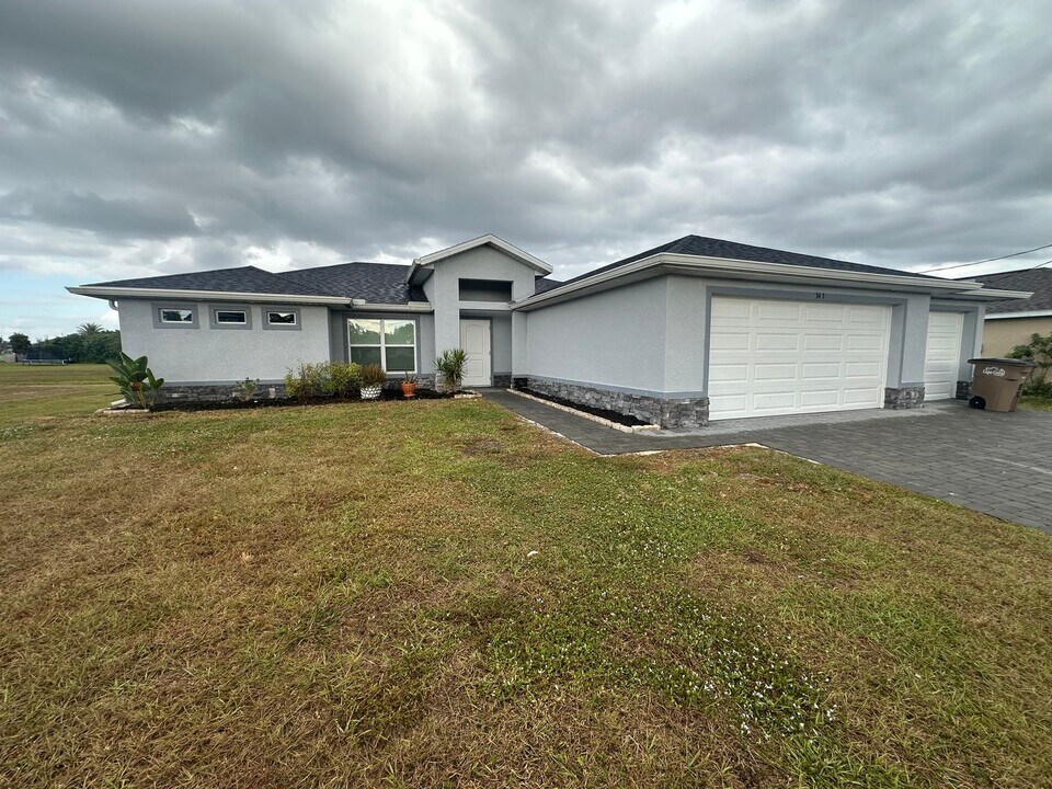 3413 NE 12th Ave in Cape Coral, FL - Building Photo