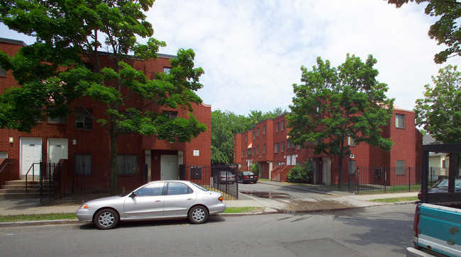 24-40 Bancroft St in Springfield, MA - Foto de edificio - Building Photo