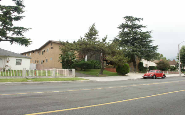 Pine Terrace in Pasadena, CA - Foto de edificio