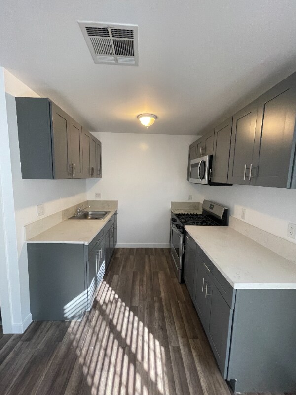 2115 N Raymond Ave, Unit 2117 in Altadena, CA - Foto de edificio - Building Photo