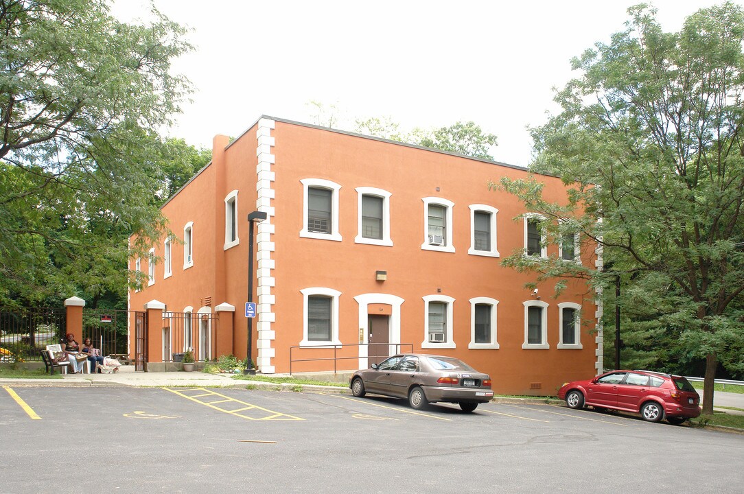 1 Brookside Ave in Poughkeepsie, NY - Foto de edificio