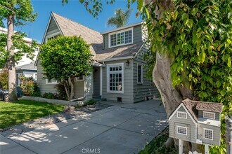 10624 Bloomfield St in Los Angeles, CA - Building Photo - Building Photo