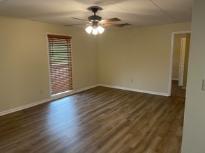 1021 Fall Creek Rd, Unit 10 in Blountville, TN - Foto de edificio - Building Photo