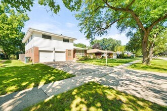 300 S We Go Trail in Mount Prospect, IL - Building Photo - Building Photo