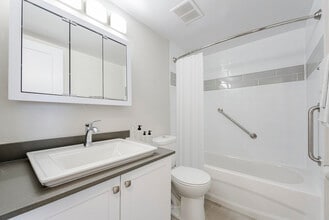 Cresswell Court Apartments in Burlington, ON - Building Photo - Building Photo