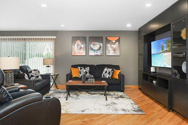 242 Banbury Ave in Elk Grove Village, IL - Building Photo - Building Photo