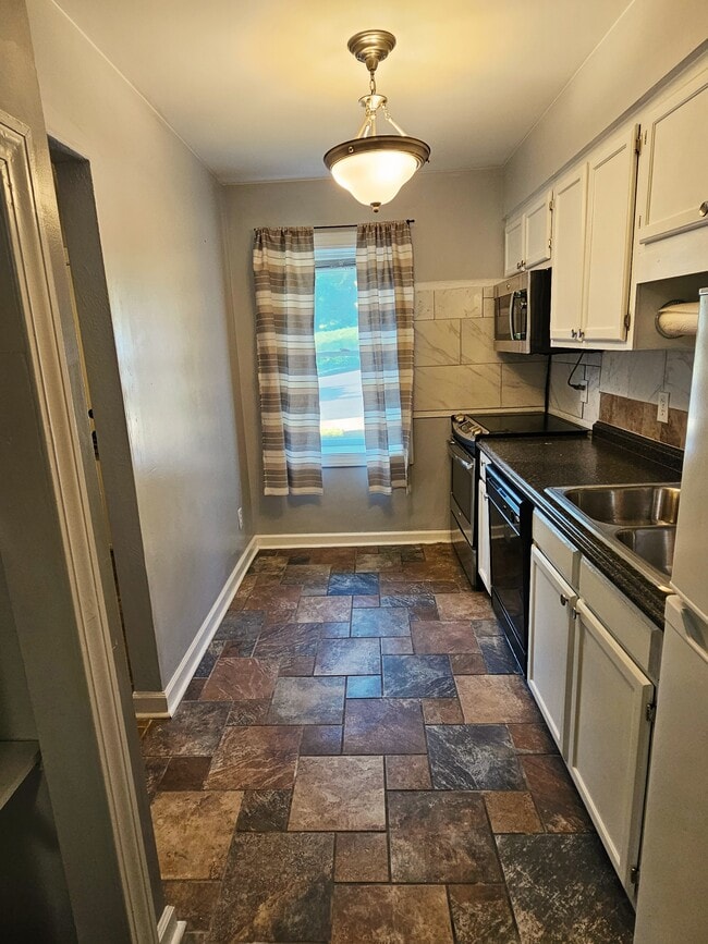 2705 N Center St, Unit 74 in Hickory, NC - Foto de edificio - Building Photo